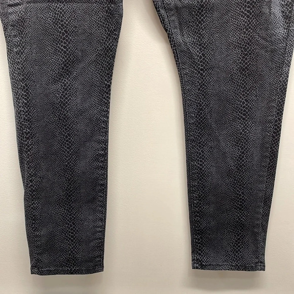 NWOT Levi’s Pull On Leggings Black Gray Repty Snake Print 22 - Picture 3 of 16